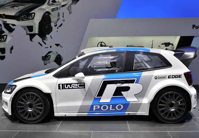 Αν και παραμένει αναγνωρίσιμο, εντούτοις το Polo R WRC φωνάζει από μακριά τον «σκληροπυρηνικό» του χαρακτήρα.